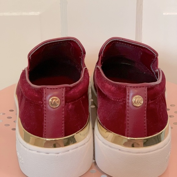 Michael Kors 6.5 Burgundy Velvet Shoes - Picture 4 of 5